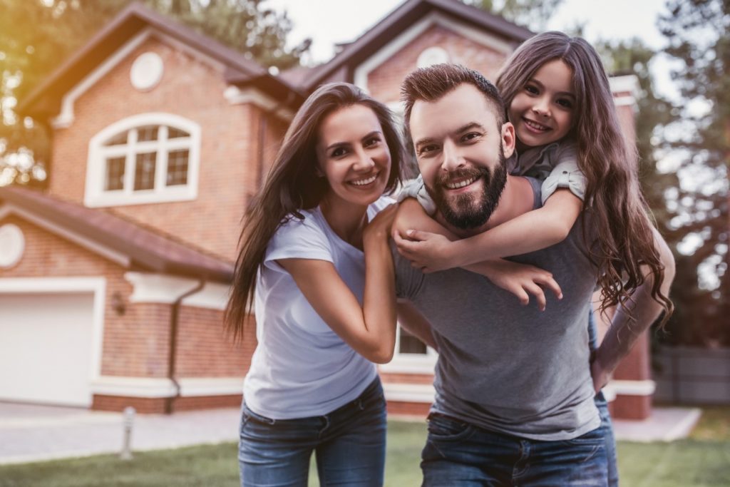 first-time homebuyers_young couple with child